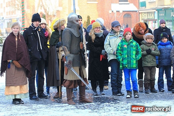 Zdjęcie w galerii na portalu naszraciborz.pl: Drengowie i strażacy na raciborskim rynku wiadomości z regionu