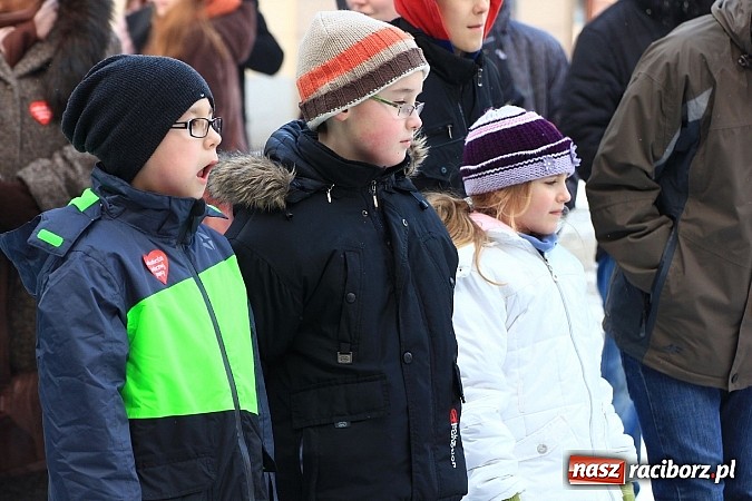 Zdjęcie w galerii na portalu naszraciborz.pl: Drengowie i strażacy na raciborskim rynku wiadomości z regionu