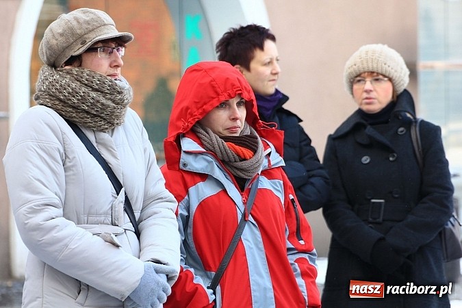 Zdjęcie w galerii na portalu naszraciborz.pl: Drengowie i strażacy na raciborskim rynku wiadomości z regionu