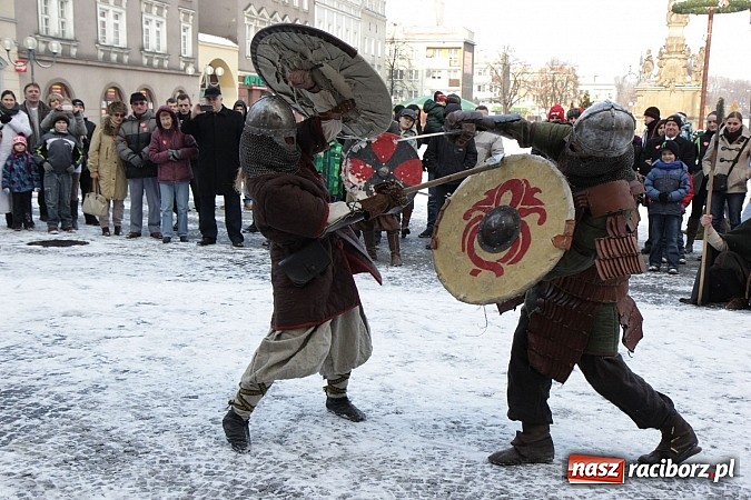 Zdjęcie w galerii na portalu naszraciborz.pl: Drengowie i strażacy na raciborskim rynku wiadomości z regionu