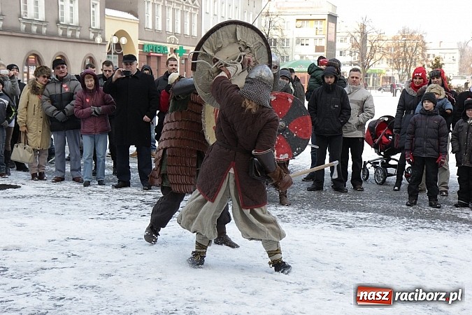 Zdjęcie w galerii na portalu naszraciborz.pl: Drengowie i strażacy na raciborskim rynku wiadomości z regionu