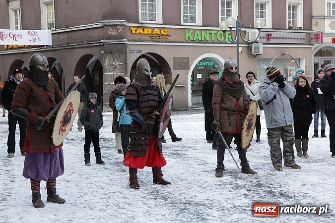Zdjęcie w galerii na portalu naszraciborz.pl: Drengowie i strażacy na raciborskim rynku wiadomości z regionu