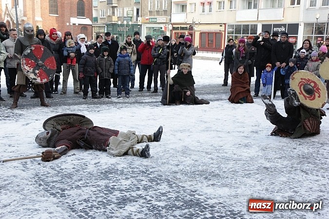 Zdjęcie w galerii na portalu naszraciborz.pl: Drengowie i strażacy na raciborskim rynku wiadomości z regionu