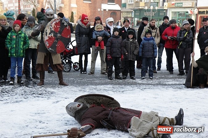 Zdjęcie w galerii na portalu naszraciborz.pl: Drengowie i strażacy na raciborskim rynku wiadomości z regionu