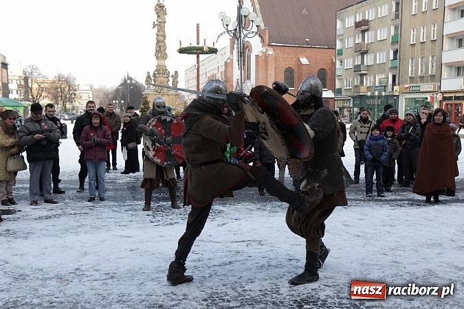 Zdjęcie w galerii na portalu naszraciborz.pl: Drengowie i strażacy na raciborskim rynku wiadomości z regionu