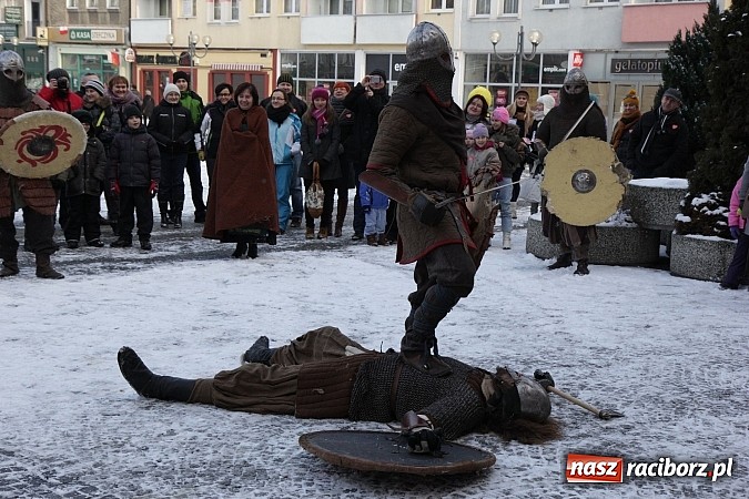 Zdjęcie w galerii na portalu naszraciborz.pl: Drengowie i strażacy na raciborskim rynku wiadomości z regionu