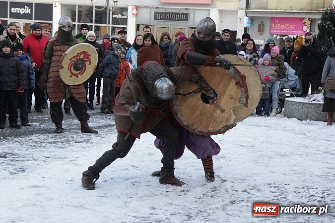 Zdjęcie w galerii na portalu naszraciborz.pl: Drengowie i strażacy na raciborskim rynku wiadomości z regionu
