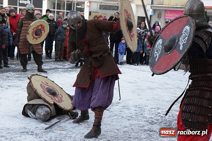 Zdjęcie w galerii na portalu naszraciborz.pl: Drengowie i strażacy na raciborskim rynku wiadomości z regionu