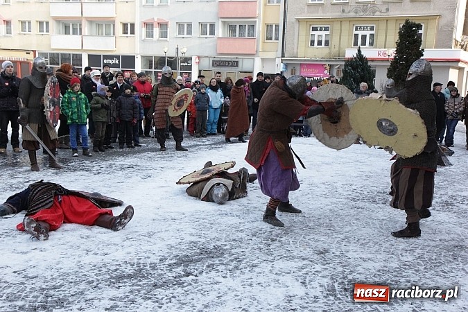 Zdjęcie w galerii na portalu naszraciborz.pl: Drengowie i strażacy na raciborskim rynku wiadomości z regionu