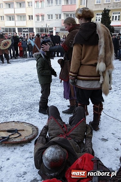 Zdjęcie w galerii na portalu naszraciborz.pl: Drengowie i strażacy na raciborskim rynku wiadomości z regionu