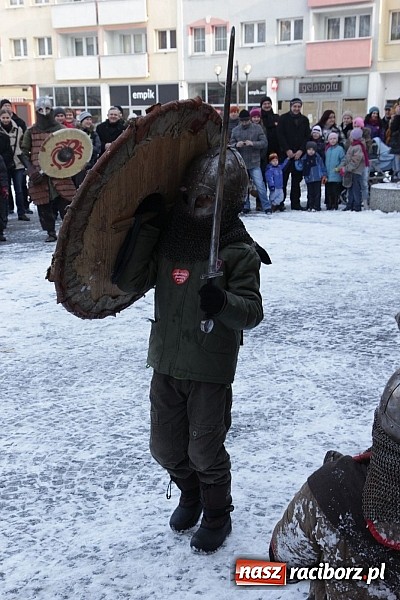 Zdjęcie w galerii na portalu naszraciborz.pl: Drengowie i strażacy na raciborskim rynku wiadomości z regionu