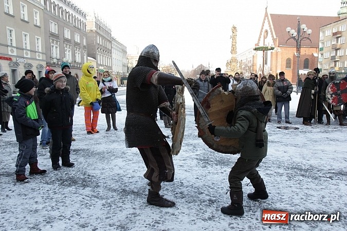 Zdjęcie w galerii na portalu naszraciborz.pl: Drengowie i strażacy na raciborskim rynku wiadomości z regionu