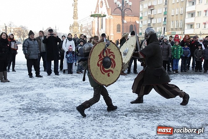 Zdjęcie w galerii na portalu naszraciborz.pl: Drengowie i strażacy na raciborskim rynku wiadomości z regionu