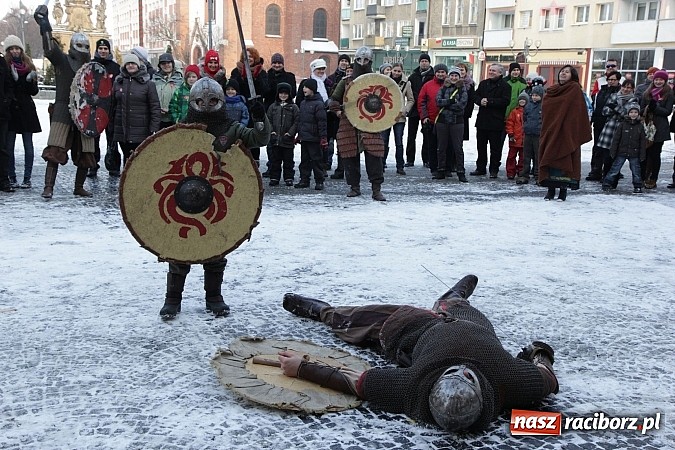 Zdjęcie w galerii na portalu naszraciborz.pl: Drengowie i strażacy na raciborskim rynku wiadomości z regionu