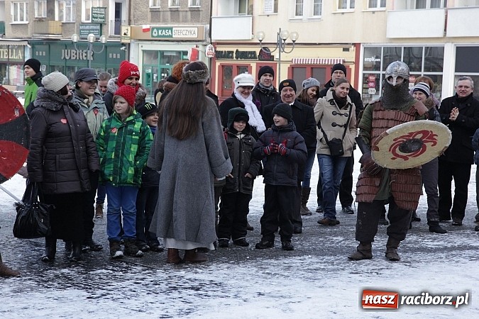 Zdjęcie w galerii na portalu naszraciborz.pl: Drengowie i strażacy na raciborskim rynku wiadomości z regionu