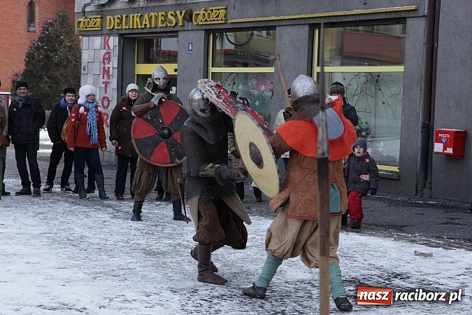 Zdjęcie w galerii na portalu naszraciborz.pl: Drengowie i strażacy na raciborskim rynku wiadomości z regionu