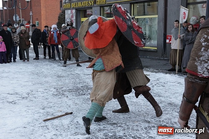 Zdjęcie w galerii na portalu naszraciborz.pl: Drengowie i strażacy na raciborskim rynku wiadomości z regionu