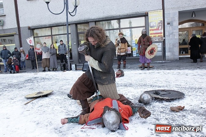 Zdjęcie w galerii na portalu naszraciborz.pl: Drengowie i strażacy na raciborskim rynku wiadomości z regionu