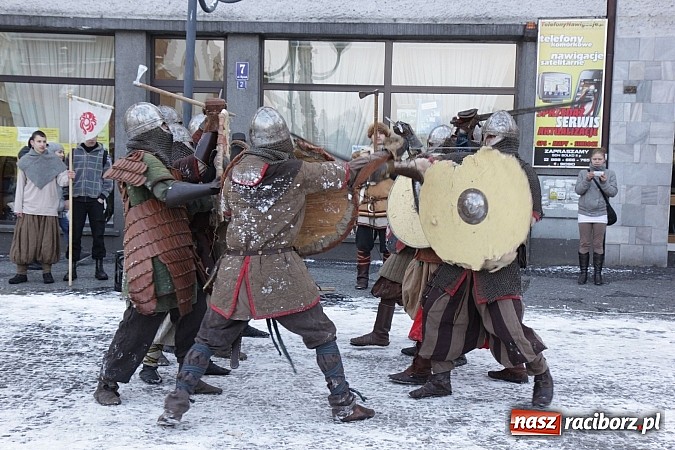 Zdjęcie w galerii na portalu naszraciborz.pl: Drengowie i strażacy na raciborskim rynku wiadomości z regionu