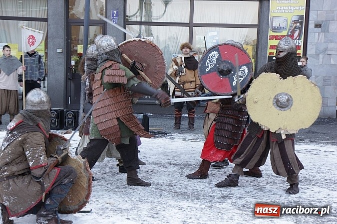 Zdjęcie w galerii na portalu naszraciborz.pl: Drengowie i strażacy na raciborskim rynku wiadomości z regionu