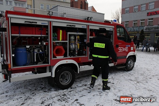 Zdjęcie w galerii na portalu naszraciborz.pl: Drengowie i strażacy na raciborskim rynku wiadomości z regionu