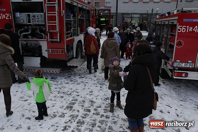 Zdjęcie w galerii na portalu naszraciborz.pl: Drengowie i strażacy na raciborskim rynku wiadomości z regionu