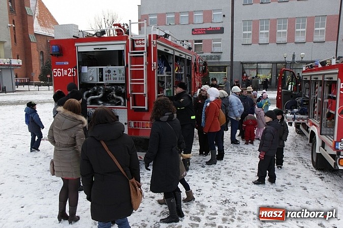 Zdjęcie w galerii na portalu naszraciborz.pl: Drengowie i strażacy na raciborskim rynku wiadomości z regionu