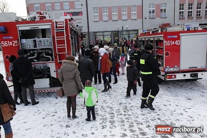 Zdjęcie w galerii na portalu naszraciborz.pl: Drengowie i strażacy na raciborskim rynku wiadomości z regionu