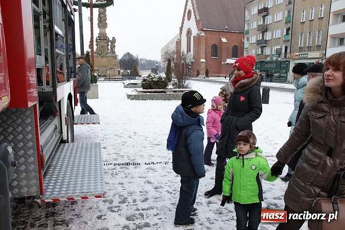 Zdjęcie w galerii na portalu naszraciborz.pl: Drengowie i strażacy na raciborskim rynku wiadomości z regionu