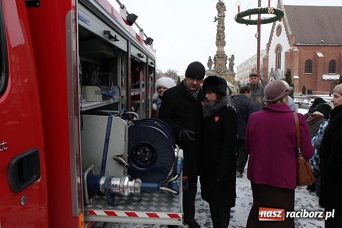Zdjęcie w galerii na portalu naszraciborz.pl: Drengowie i strażacy na raciborskim rynku wiadomości z regionu
