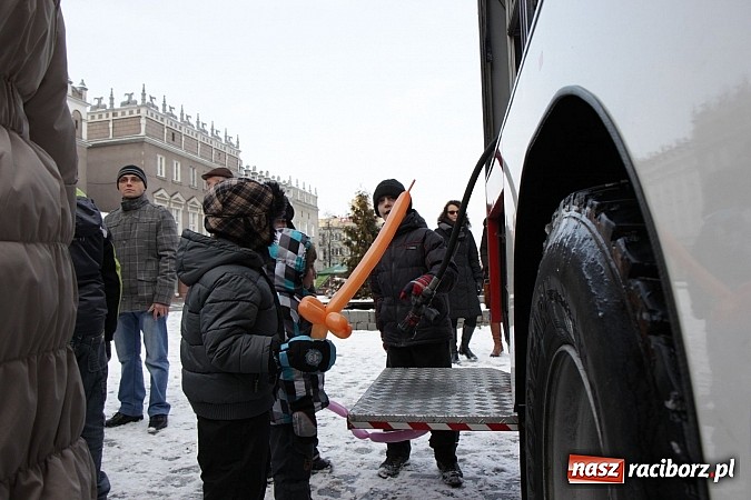 Zdjęcie w galerii na portalu naszraciborz.pl: Drengowie i strażacy na raciborskim rynku wiadomości z regionu