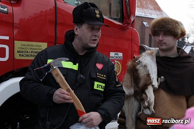 Zdjęcie w galerii na portalu naszraciborz.pl: Drengowie i strażacy na raciborskim rynku wiadomości z regionu