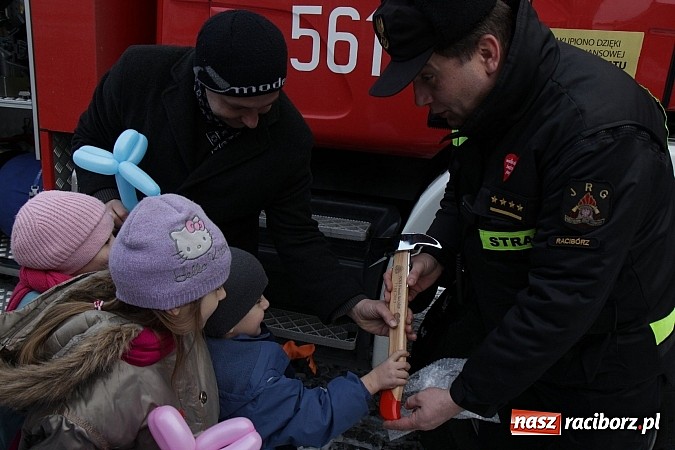 Zdjęcie w galerii na portalu naszraciborz.pl: Drengowie i strażacy na raciborskim rynku wiadomości z regionu