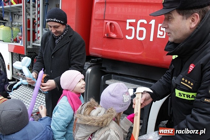 Zdjęcie w galerii na portalu naszraciborz.pl: Drengowie i strażacy na raciborskim rynku wiadomości z regionu
