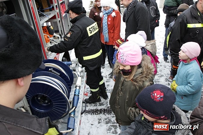 Zdjęcie w galerii na portalu naszraciborz.pl: Drengowie i strażacy na raciborskim rynku wiadomości z regionu