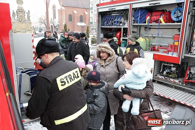 Zdjęcie w galerii na portalu naszraciborz.pl: Drengowie i strażacy na raciborskim rynku wiadomości z regionu