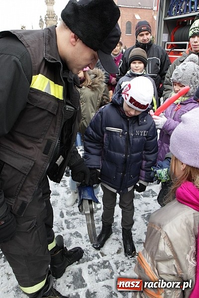 Zdjęcie w galerii na portalu naszraciborz.pl: Drengowie i strażacy na raciborskim rynku wiadomości z regionu