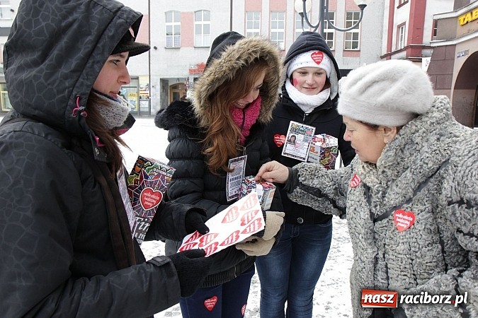 Zdjęcie w galerii na portalu naszraciborz.pl: Drengowie i strażacy na raciborskim rynku wiadomości z regionu
