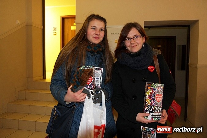 Zdjęcie w galerii na portalu naszraciborz.pl: Drengowie i strażacy na raciborskim rynku wiadomości z regionu