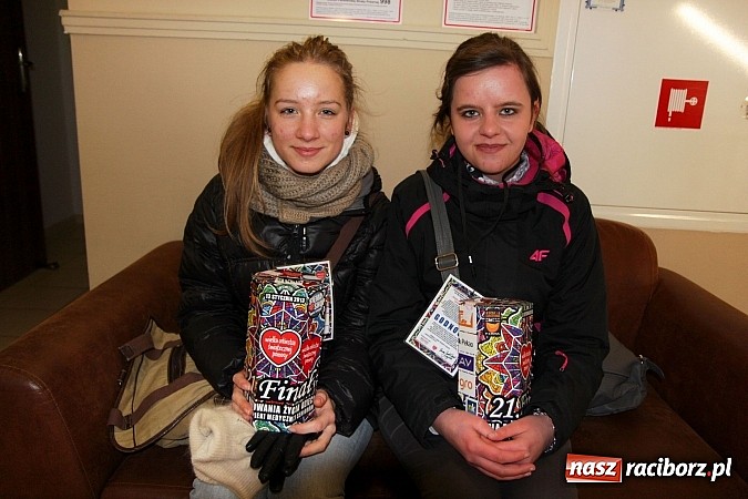 Zdjęcie w galerii na portalu naszraciborz.pl: Drengowie i strażacy na raciborskim rynku wiadomości z regionu