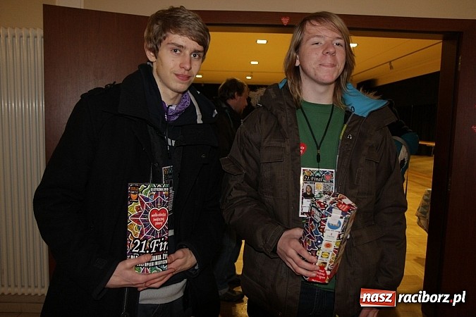 Zdjęcie w galerii na portalu naszraciborz.pl: Drengowie i strażacy na raciborskim rynku wiadomości z regionu