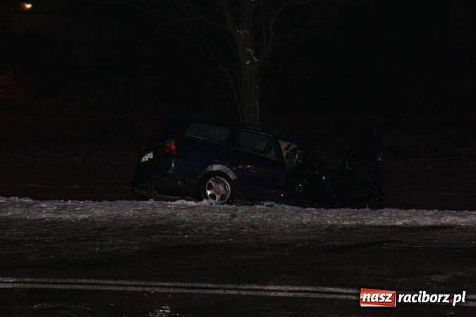 Zdjęcie w galerii na portalu naszraciborz.pl: Wypadek w Rzuchowie. Jedna osoba w szpitalu wiadomości z regionu