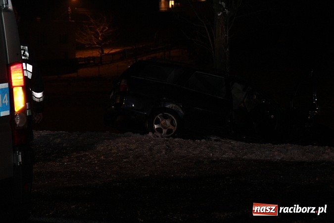 Zdjęcie w galerii na portalu naszraciborz.pl: Wypadek w Rzuchowie. Jedna osoba w szpitalu wiadomości z regionu