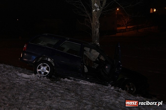 Zdjęcie w galerii na portalu naszraciborz.pl: Wypadek w Rzuchowie. Jedna osoba w szpitalu wiadomości z regionu