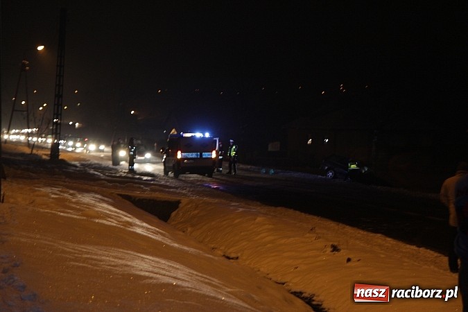 Zdjęcie w galerii na portalu naszraciborz.pl: Wypadek w Rzuchowie. Jedna osoba w szpitalu wiadomości z regionu