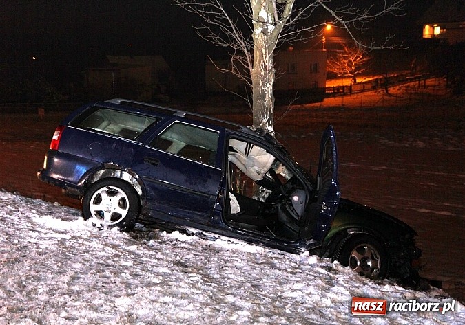 Zdjęcie w galerii na portalu naszraciborz.pl: Wypadek w Rzuchowie. Jedna osoba w szpitalu wiadomości z regionu