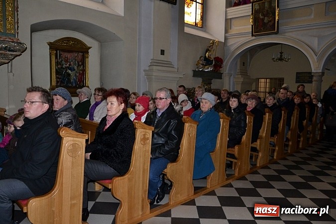 Zdjęcie w galerii na portalu naszraciborz.pl: Kolędowanie przy żłóbku - wspaniały koncert małych laureatów w Tworkowie wiadomości z regionu
