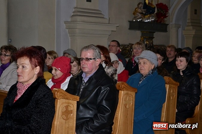 Zdjęcie w galerii na portalu naszraciborz.pl: Kolędowanie przy żłóbku - wspaniały koncert małych laureatów w Tworkowie wiadomości z regionu