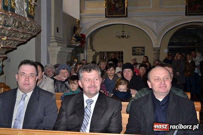 Zdjęcie w galerii na portalu naszraciborz.pl: Kolędowanie przy żłóbku - wspaniały koncert małych laureatów w Tworkowie wiadomości z regionu