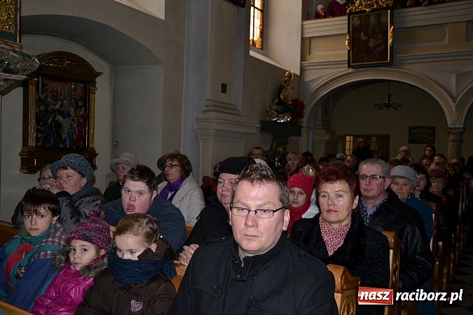Zdjęcie w galerii na portalu naszraciborz.pl: Kolędowanie przy żłóbku - wspaniały koncert małych laureatów w Tworkowie wiadomości z regionu